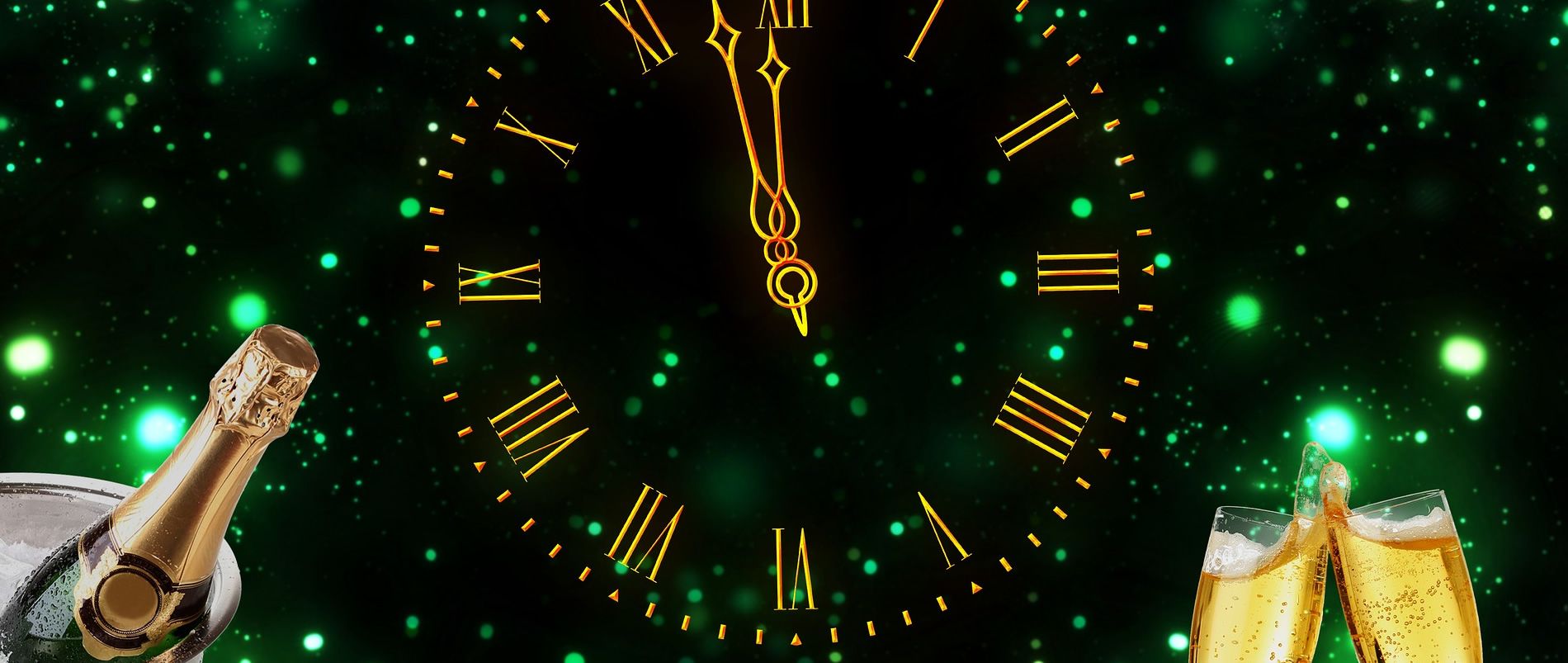 Neujahrsfeier mit Uhr und Sektgläsern