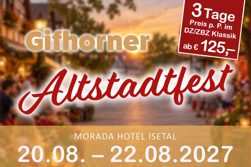 Eine belebte Altstadt mit zahlreichen Besuchern, stimmungsvoller Beleuchtung und warmem Abendlicht vermittelt eine gemütliche Festatmosphäre.
