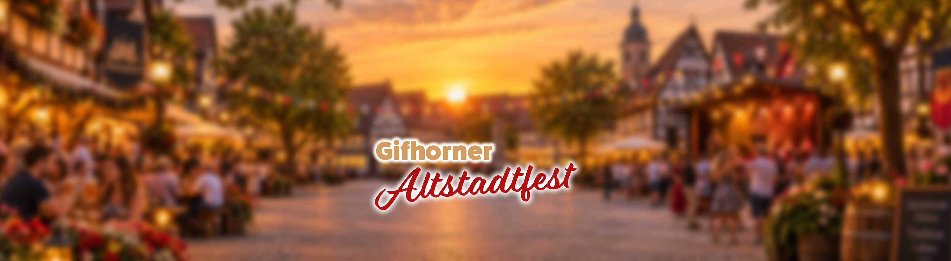 Eine belebte Altstadt mit zahlreichen Besuchern, stimmungsvoller Beleuchtung und warmem Abendlicht vermittelt eine gemütliche Festatmosphäre.

