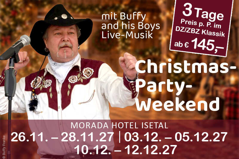 Ein Country-Sänger mit schwarzem Cowboyhut steht vor festlich-weihnachtlicher Kulisse und sorgt mit Live-Musik für gemütliche Christmas-Party-Stimmung.
