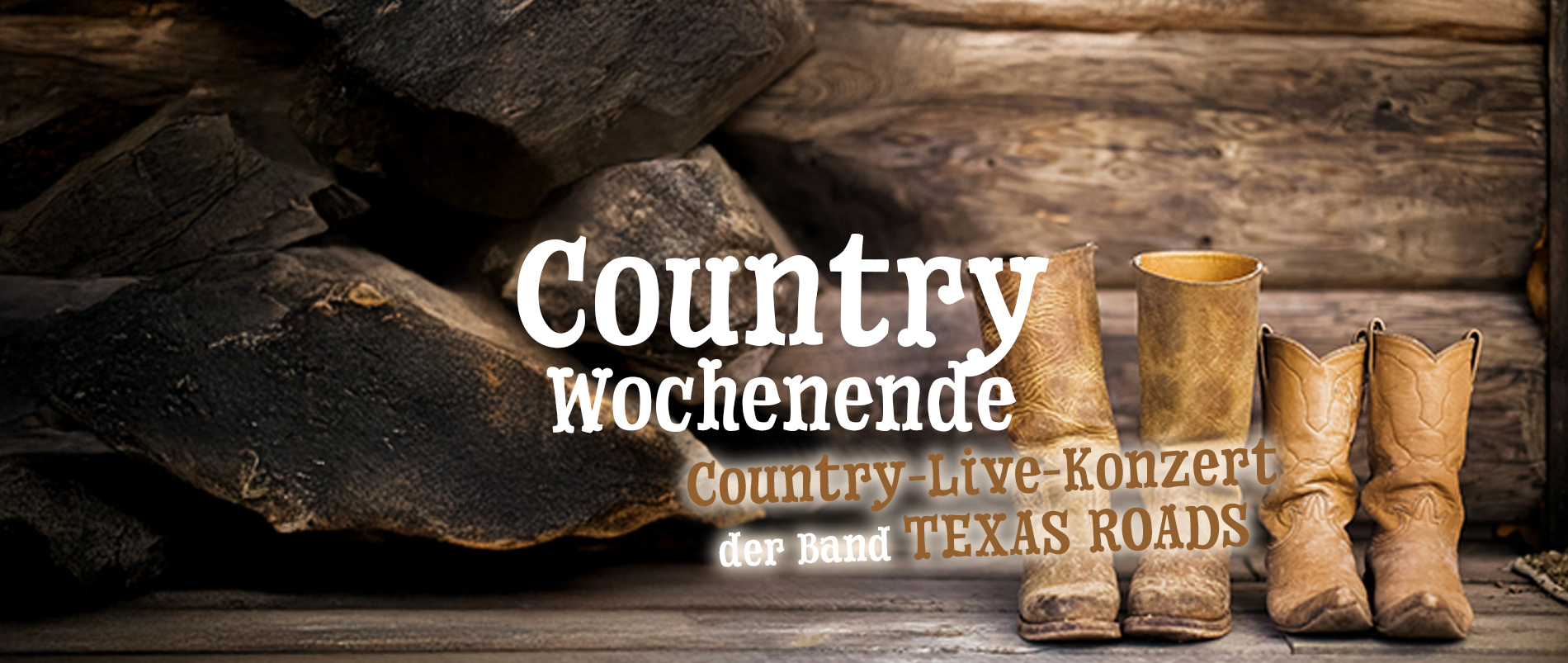 Zwei Paar Cowboy-Stiefel vor einer hölzernen Wand mit dem Text 'Country Wochenende'.