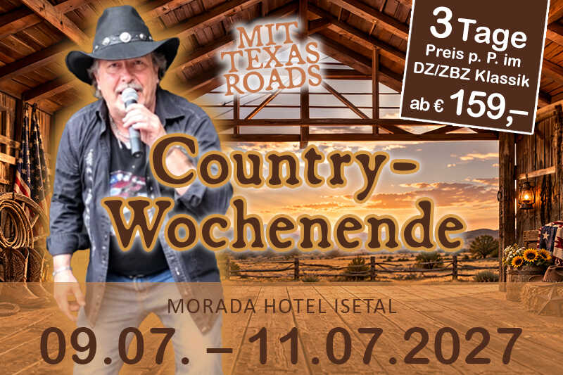 Ein Country-Sänger mit schwarzem Cowboyhut und Mikrofon steht vor einer rustikalen Westernkulisse mit weitem Landschaftsblick im Sonnenuntergang.
