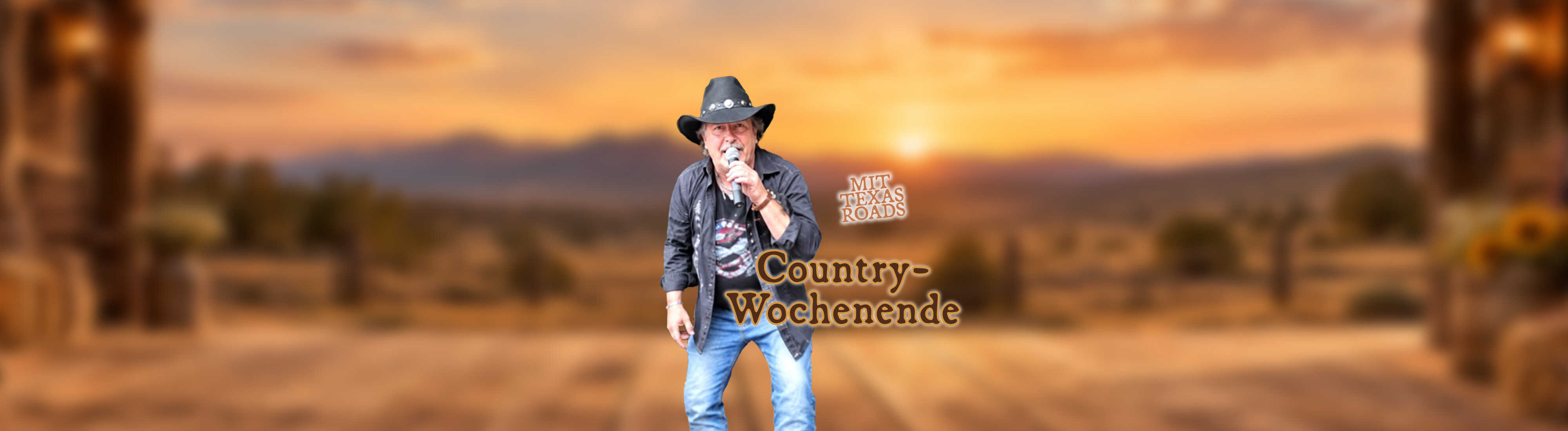 Ein Country-Sänger mit schwarzem Cowboyhut und Mikrofon steht vor einer rustikalen Westernkulisse mit weitem Landschaftsblick im Sonnenuntergang.
