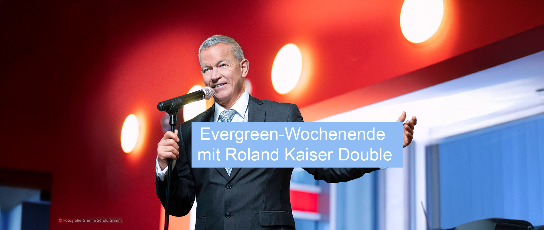 Silhouetten von Menschen, die vor einer blauen Backsteinwand tanzen, überlagert mit dem Text 'Evergreen-Wochenende mit Live-Musik'.