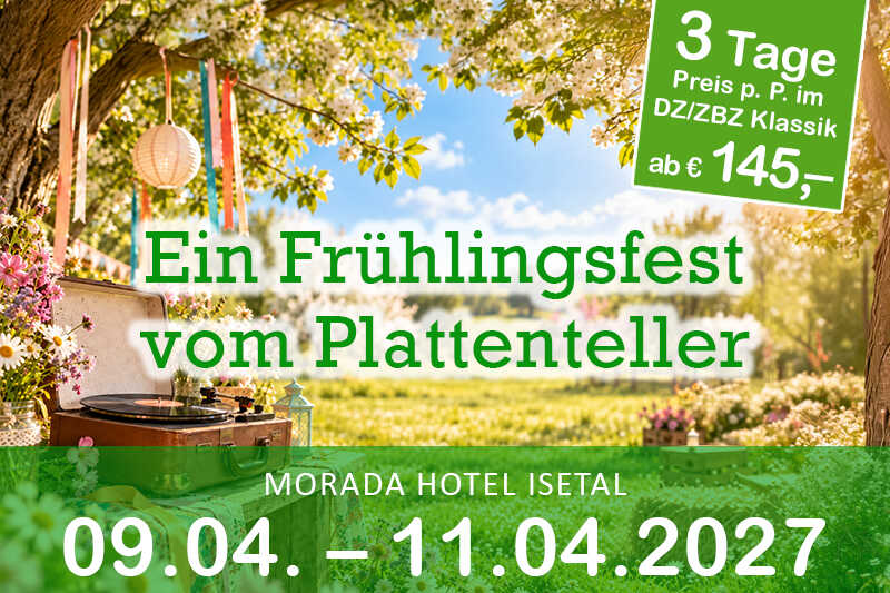 Ein nostalgischer Plattenspieler steht in einer sonnigen Frühlingslandschaft mit blühenden Bäumen, Blumen und festlicher Gartendekoration.
