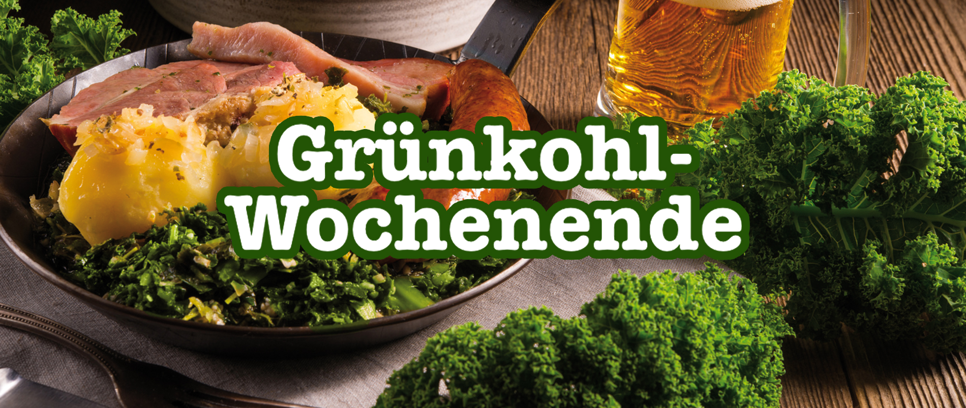 Ein Teller mit Grünkohl, Pinkelwurst, Kartoffeln und Kassler, dekoriert mit einem Glas Bier, mit der Aufschrift 'Norddeutsches Grünkohl-Wochenende im Isetal'.