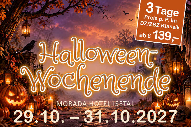 Leuchtende Kürbisse, Laternen, kahle Bäume und Fledermäuse schaffen in der herbstlichen Abenddämmerung eine geheimnisvolle Halloween-Atmosphäre.
