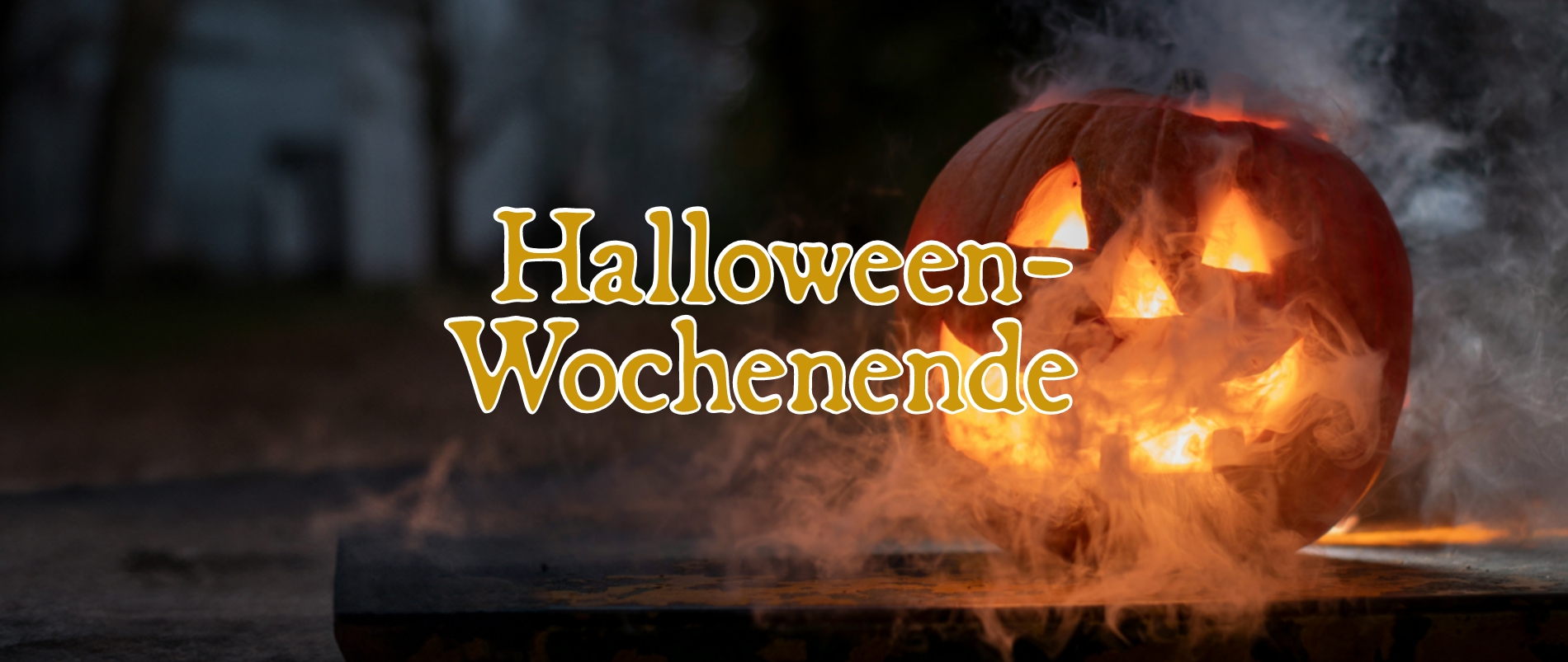 Ein leuchtender Kürbis mit geschnitztem Gesicht und Rauch, daneben der Text 'Halloween-Wochenende'.