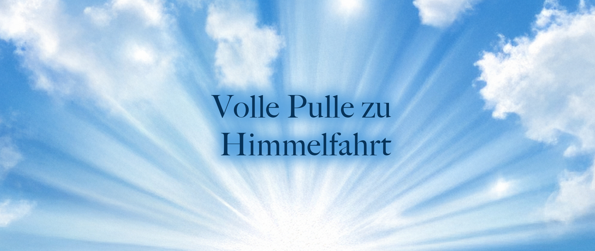 Plakat mit grünem Text 'Volle Pulle zu Himmelfahrt' auf einem Feldweg mit Sonnenuntergang im Hintergrund.