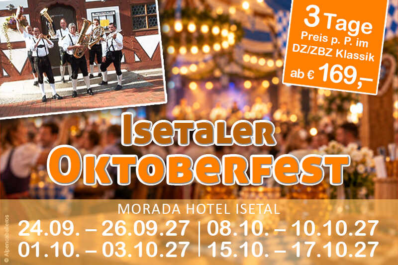Eine Blaskapelle in traditioneller Kleidung sorgt vor festlich beleuchteter Oktoberfest-Kulisse für zünftige und gesellige Stimmung.

