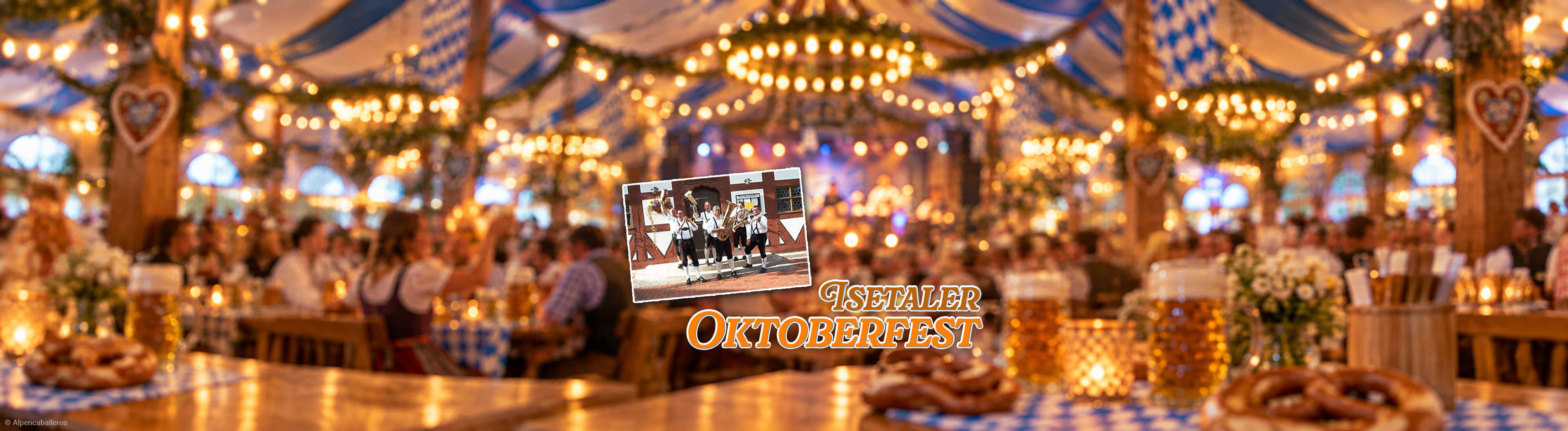Eine Blaskapelle in traditioneller Kleidung sorgt vor festlich beleuchteter Oktoberfest-Kulisse für zünftige und gesellige Stimmung.
