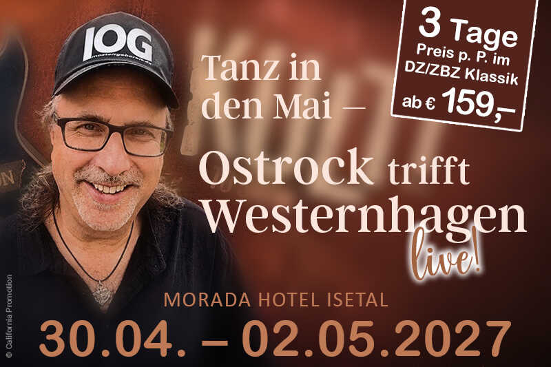Ein lächelnder Musiker mit schwarzer Kappe und Brille steht vor warmem Hintergrund und kündigt einen stimmungsvollen Tanzabend mit Ostrock und Westernhagen-Musik an.
