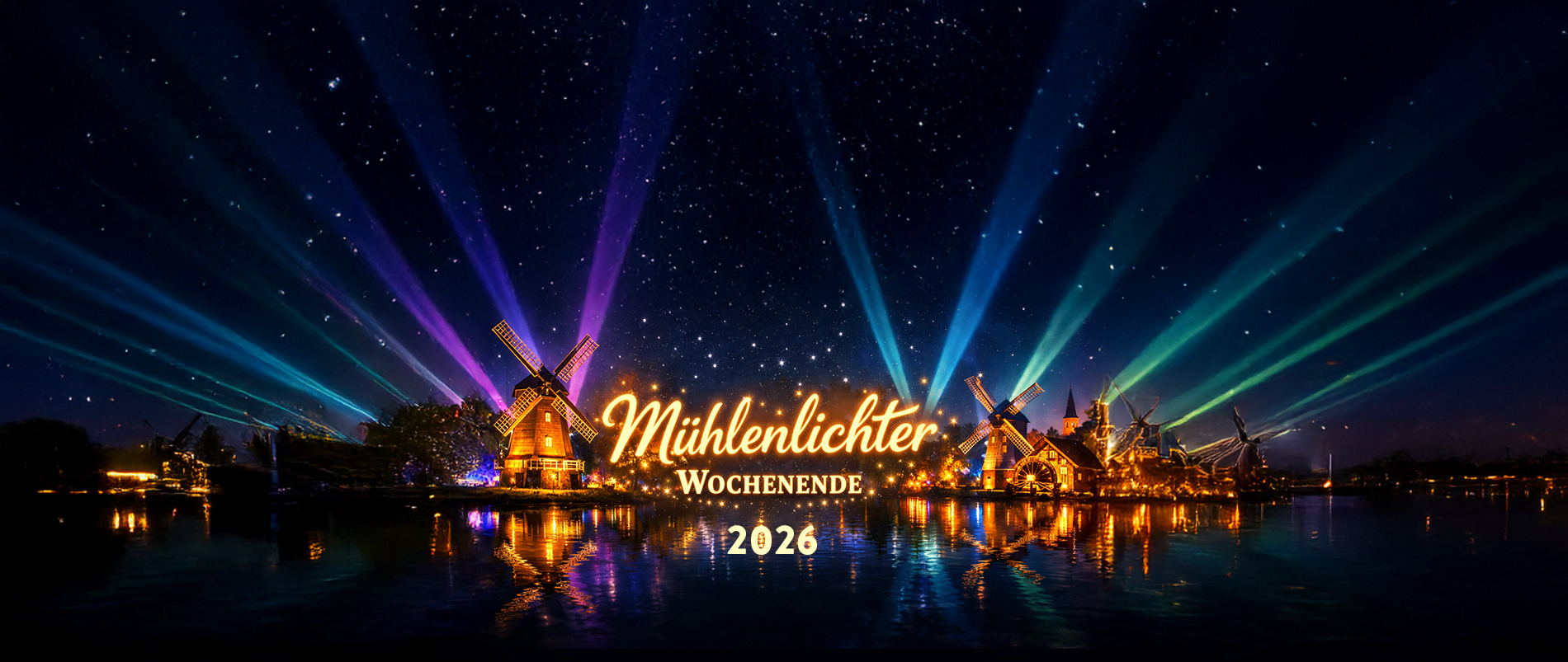 Panorama von drei traditionellen Windmühlen an einem Seeufer, umgeben von üppigem Grün.