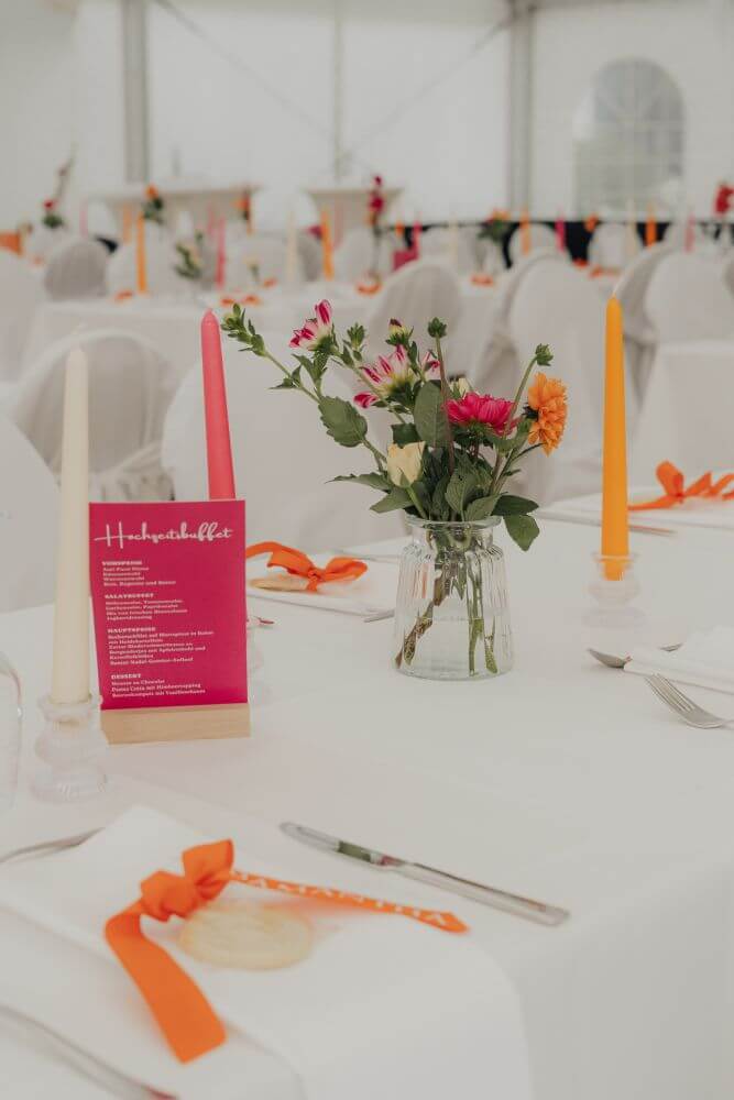 Menschenmenge bei einer Party hebt die Hände, Bewegungsunschärfe sichtbar.